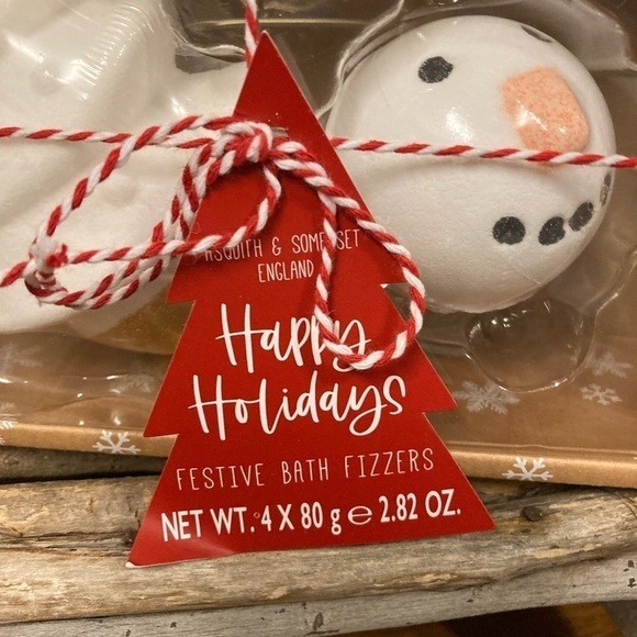 NIB! NEW HAPPY HOLIDAYS FESTIVE PEPPERMINT BATH FIZZERS - Picture 2 of 12